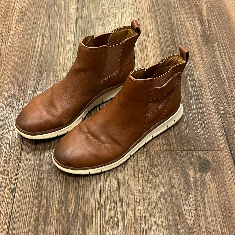 Vionic Boots with Sneaker Sole Brown Velcro Excellent Condition